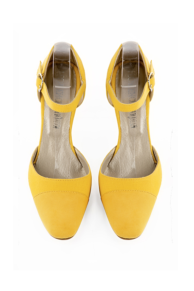 Women's yellow elegant closed-back heels, with an instep strap. Round toe. High kitten heels - Top view